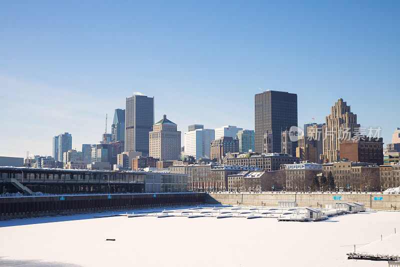 Vieux Montreal和市中心的冬季天际线从码头看在一个晴朗的日子金融区